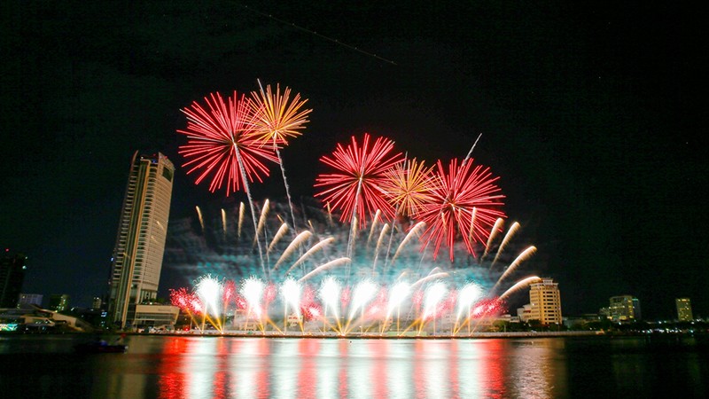 На церемонии открытия международного фестиваля фейерверков в Дананге. 