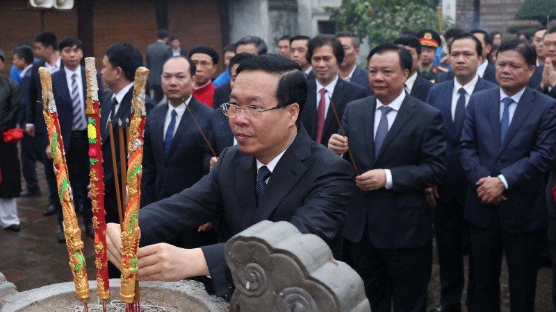 Президент Во Ван Тхыонг воскуряет благовония в память о короле Ан Зыонг Выонге. 