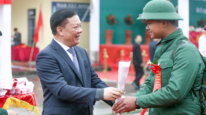 Секретарь Парткома Динь Тиен Зунг поздравляет будущего солдата.