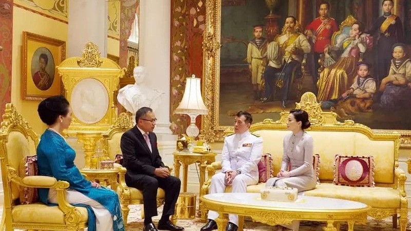 Король Таиланда Маха Вачиралонгкорн и Королева Таиланда принимают Посла Фан Тьи Тханя и его супругу. 