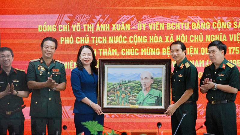 Вице-президент Во Тхи Ань Суан поздравляет с праздником сотрудников Центрального военного госпиталя №175. Фото: ВИА
