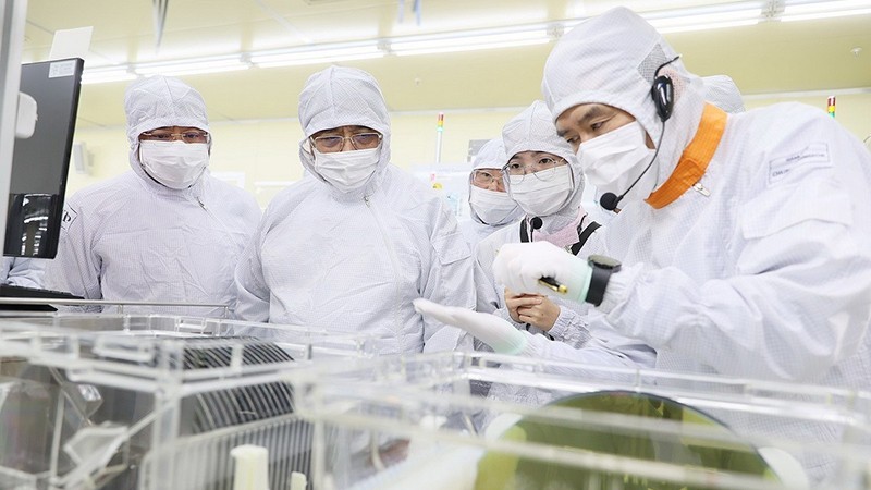Премьер-министр Фам Минь Тьинь посещает линию по производству полупроводниковых чипов компании Hana Micro Vina в провинции Бакжанг. Фото: ВИА 