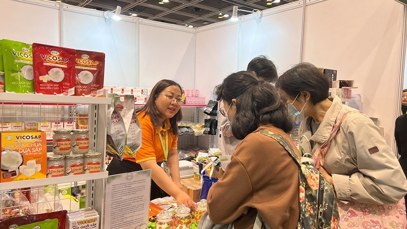 Посетителей выставки интересуют вьетнамские продукты. Фото: ВИА