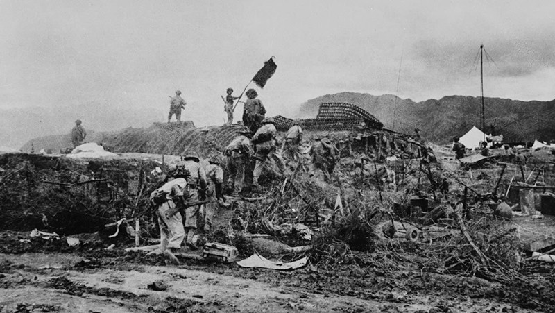 7 мая 1954 года вся группа опорных группировок противника в Дьенбьенфу была уничтожена вьетнамскими войсками, на крыше разгромленного бункера французского колониального генерала де Кастри развевался флаг с надписью «С решимостью сражаться, с решимостью одержать полную победу». Фото: ВИА