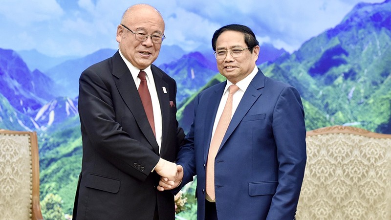 Премьер-министр Фам Минь Тьинь (слева) и г-н Такебе Цутому. Фото: ВИА