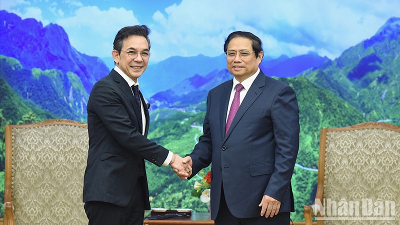Премьер-министр Фам Минь Тьинь (справа) и Посол Таиланда во Вьетнаме Никорндей Баланкура. Фото: Чан Хай 