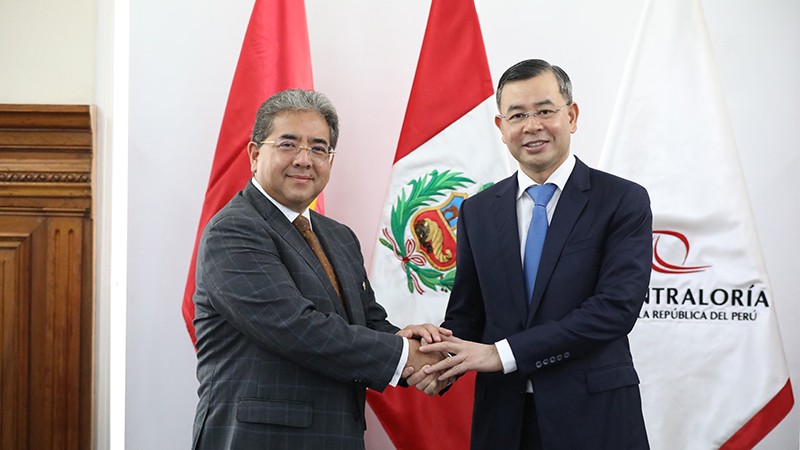 Генеральный аудитор Вьетнама (справа) и Генеральный контролер Перу. Фото: ВИА