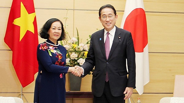 Товарищ Чыонг Тхи Май (слева) встречается с Премьер-министром Кисидой Фумио. Фото: ВИА