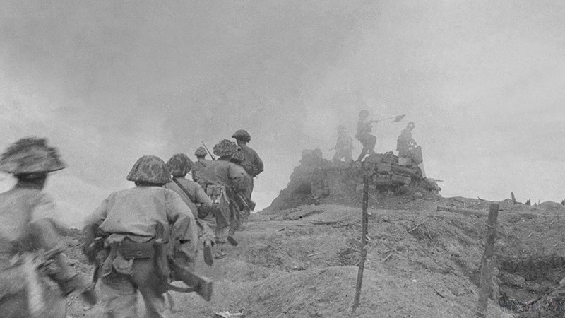 Наши солдаты наступают на одну из позиций противника на холме С. Фото: ВИА