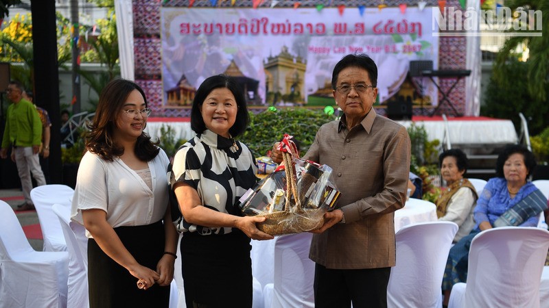 Временная поверенная в делах Посольства Вьетнама в Таиланде Буй Тхи Хюэ поздравляет сотрудников Посольство Лаоса в Таиланде с праздником Бунпимай. 
