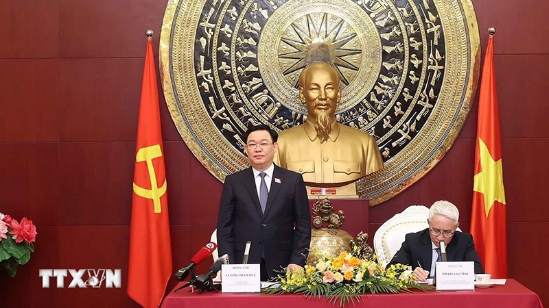 Председатель НС Выонг Динь Хюэ выступает на встрече с сотрудниками Посольства Вьетнама и представителями вьетнамской диаспоры в Китае. Фото: ВИА