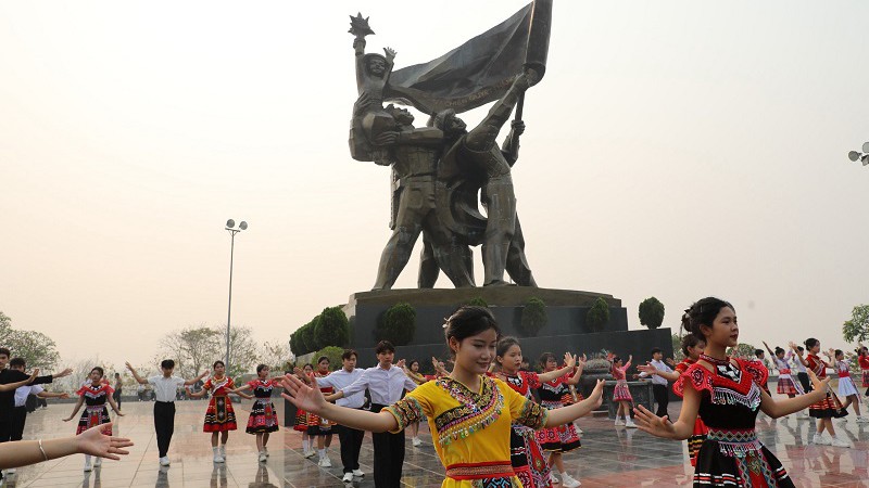 Ученики средних школ Тханьтян и Тханьныа исполняют танец на площади у памятника победы под Дьенбьенфу на холме D1. 