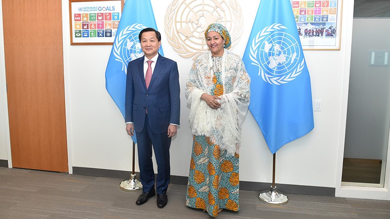 Вице-премьер Ле Минь Кхай встречается с Заместителем Генерального секретаря ООН Аминой Мохаммед. Фото: VGP