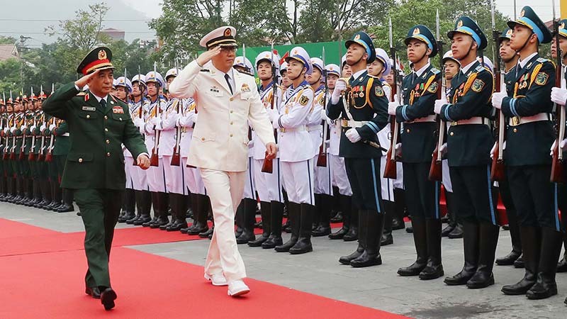 Министры обороны Вьетнама и Китая обходят строй почетного караула Вьетнамской народной армии. Фото: Чонг Дык