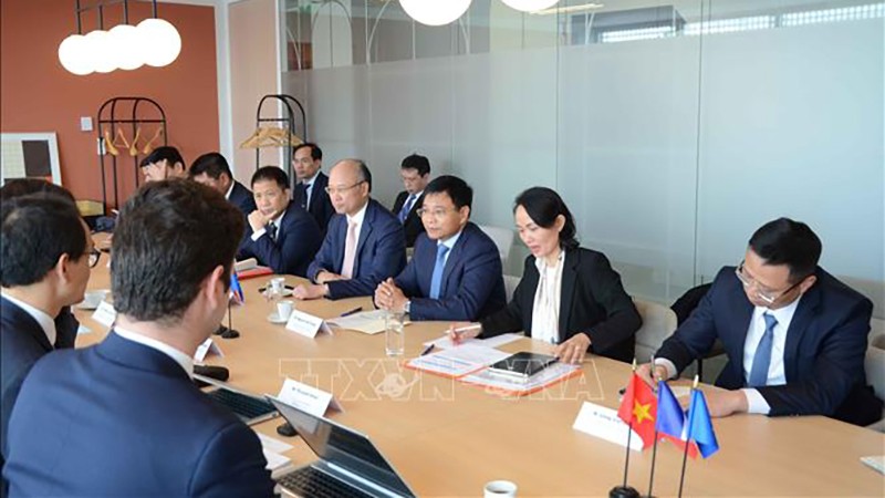 Делегация Министерства транспорта и путей сообщения Вьетнама работает с французскими партнерами. Фото: ВИА