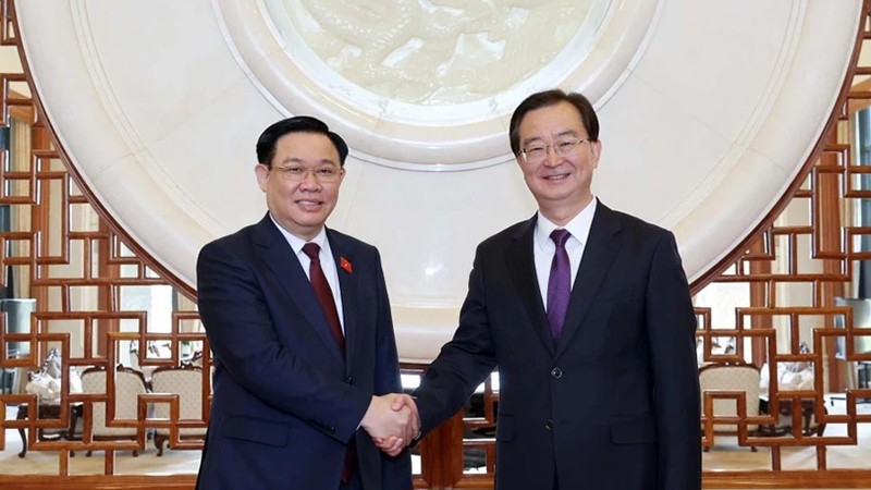Председатель НС Выонг Динь Хюэ (слева) и Секретарь Парткома провинции Юньнань Ван Нин. Фото: ВИА
