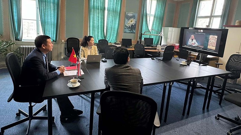 Представители Посольства Вьетнама и Торгового представительства Вьетнама в Швеции принимают участие в онлайн-семинаре. Фото: baoquocte.vn
