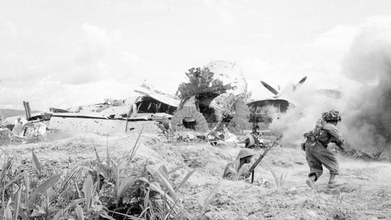 Наши штурмовые подразделения под командованием военного героя Нгуен Куок Чи атакуют аэродром Мыонгтхань. Фото: ВИА