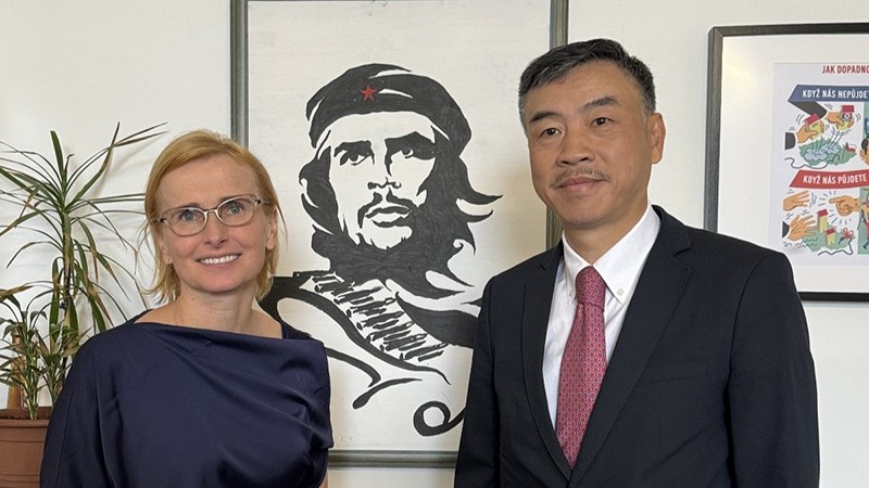 Посол Зыонг Хоай Нам (справа) и Председатель Коммунистической партии Чехии и Моравии Катержина Конечна. Фото: ВИА