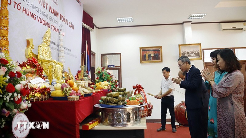Церемония воскурения благовоний в память о королях Хунгах в Лаосе. Фото: ВИА 