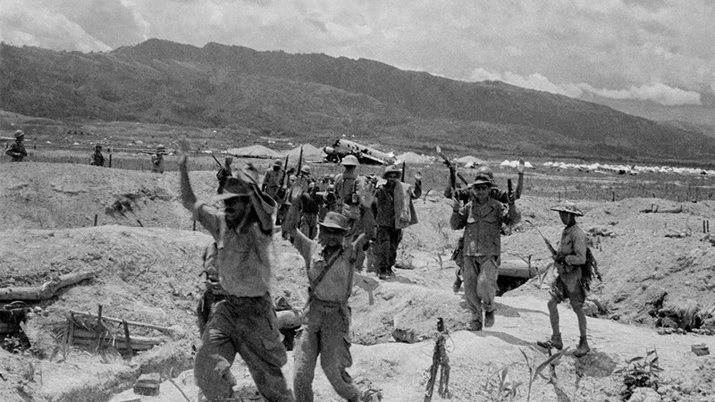 22 апреля 1954 года опорный пункт 206 был уничтожен нашими солдатами, выжившие солдаты противника поднимают руки, чтобы сдаться. Фото: ВИА