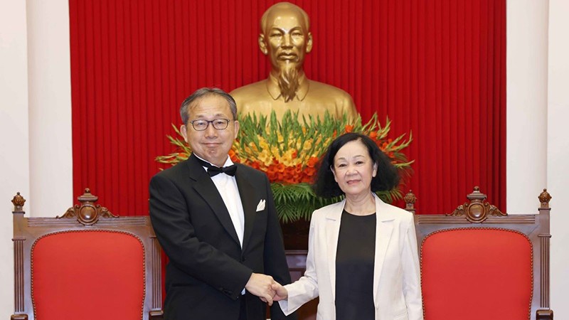 Постоянный член Секретариата ЦК КПВ Чыонг Тхи Май (справа) и Посол Японии Ямада Такио. Фото: ВИА