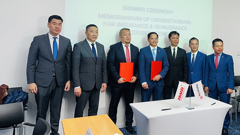 Церемония подписания документа о сотрудничестве в рамках встречи. Фото: Посольство Вьетнама в Монголии