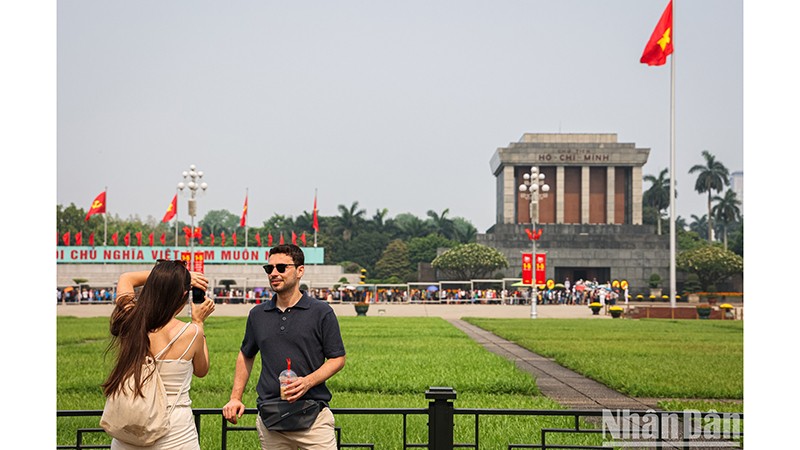 Иностранные туристы посещают Мавзолей Президента Хо Ши Мина. 
