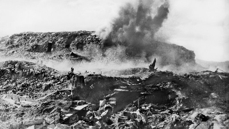 6 мая 1954 года наши войска начали генеральное наступление на Дьенбьенфу. На фото: Взрывчатое вещество массой почти в 1 тонну уничтожило блокгаузы и подземные бункеры противника на холме А1 – важной позиции в Дьенбьенфу. Здесь мы уничтожили батальон европейско-африканских солдат. (Фото: ВИА)