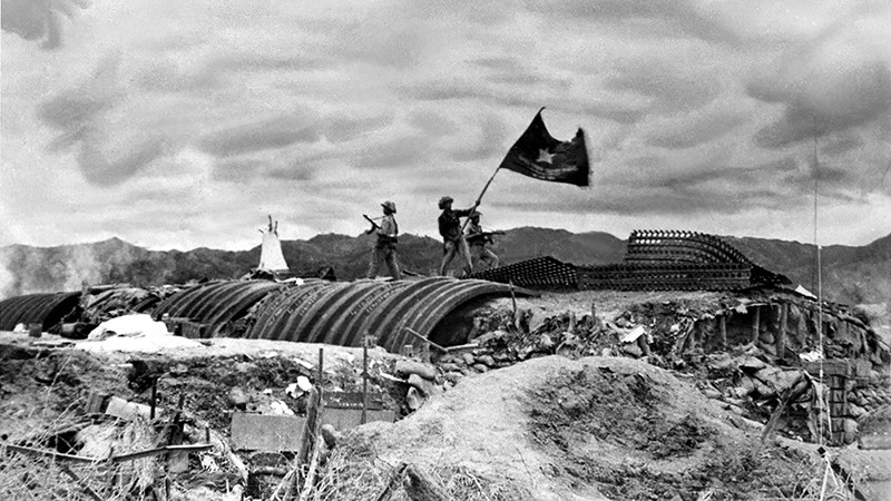 7 мая 1954 года флаг Вьетнамской народной армии с надписью «С решимостью сражаться, с решимостью одержать полную победу» начал развиваться на крыше бункера генерала де Кастри. Архивное фото