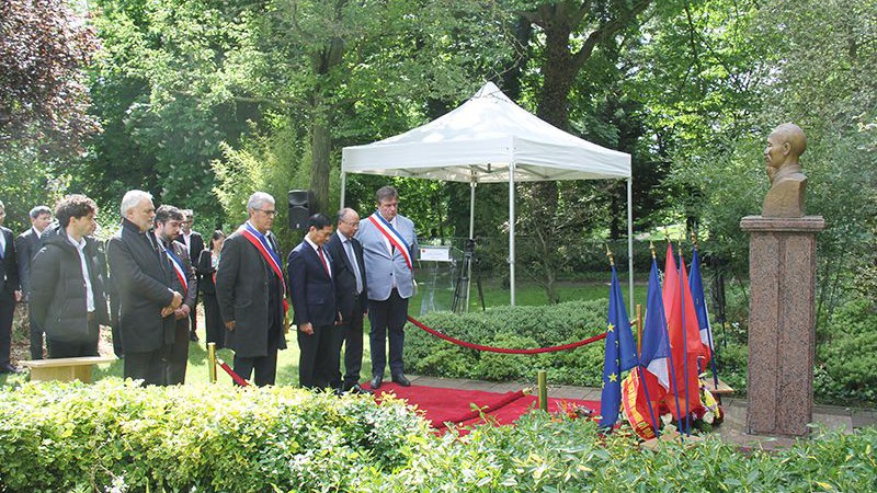 Общий вид церемонии почтения памяти Президента Хо Ши Мина в г. Монтрей.