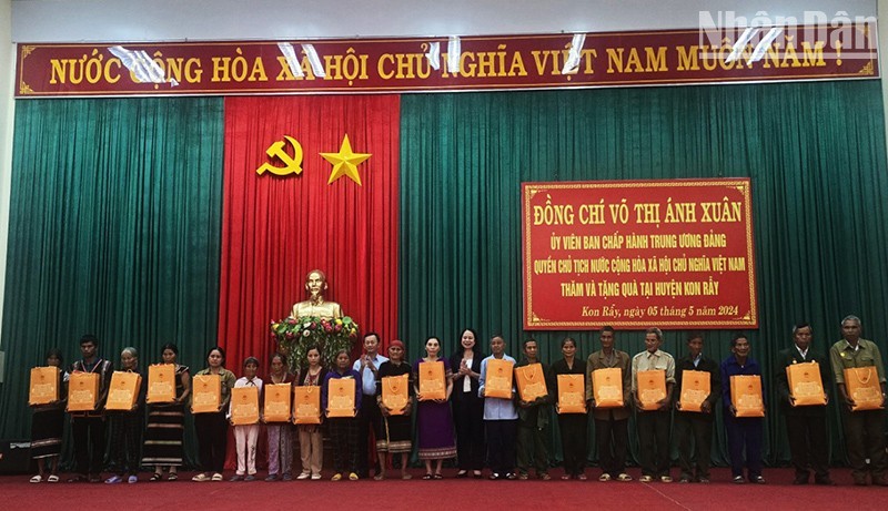 И.о. Президента Во Тхи Ань Суан вручает подарки семьям льготной категории. 