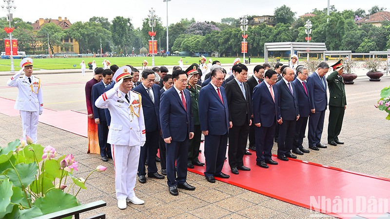 Бывшие и действующие руководители Партии и Государства почтили память Президента Хо Ши Мина.