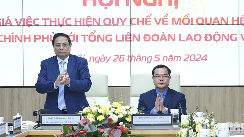 Премьер-министр Фам Минь Тинь и Председатель ВКТВ Нгуен Динь Кханг председательствуют на конференции. Фото: Чан Хай 