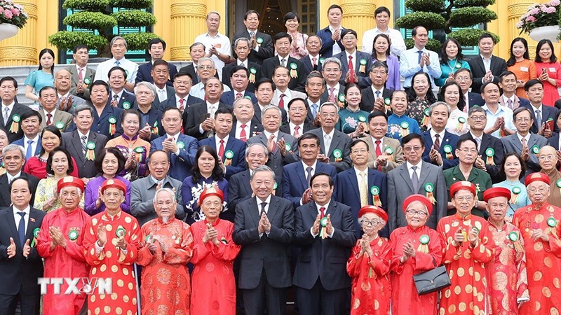 Президент То Лам и представители пожилых людей Вьетнама. Фото: ВИА 