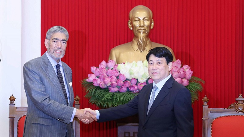 Постоянный член Секретариата ЦК КПВ Лыонг Кыонг (справа) и Генеральный секретарь партии «Объединенное левое движение» Мигель Мехия. Фото: ВИА