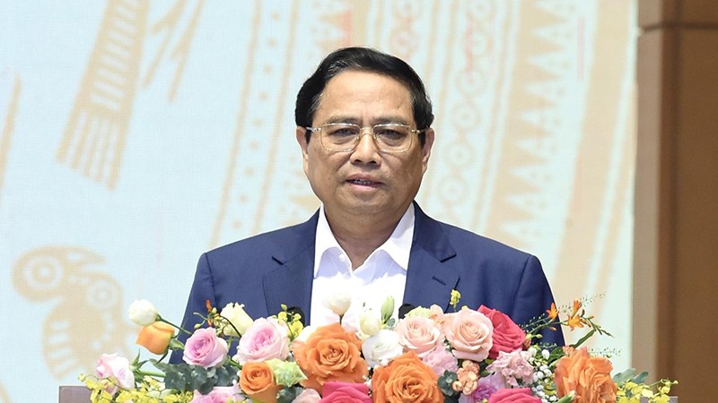Премьер-министр Фам Минь Тьинь выступает на конференции. 