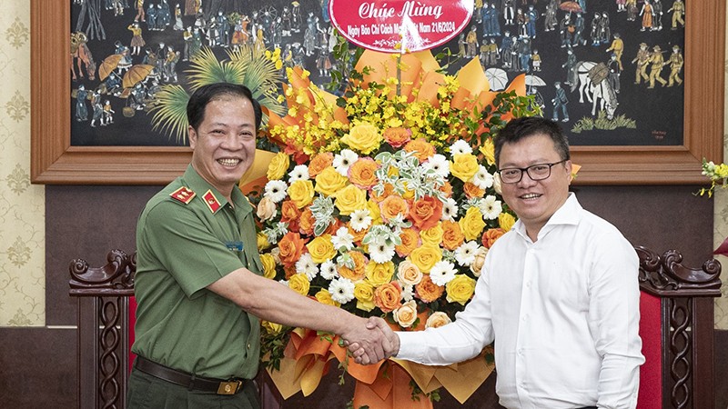 Главный редактор газеты «Нянзан» Ле Куок Минь (справа) встречается с Командующим Силами национальной гвардии, генерал-лейтенантом Чан Хай Куаном.