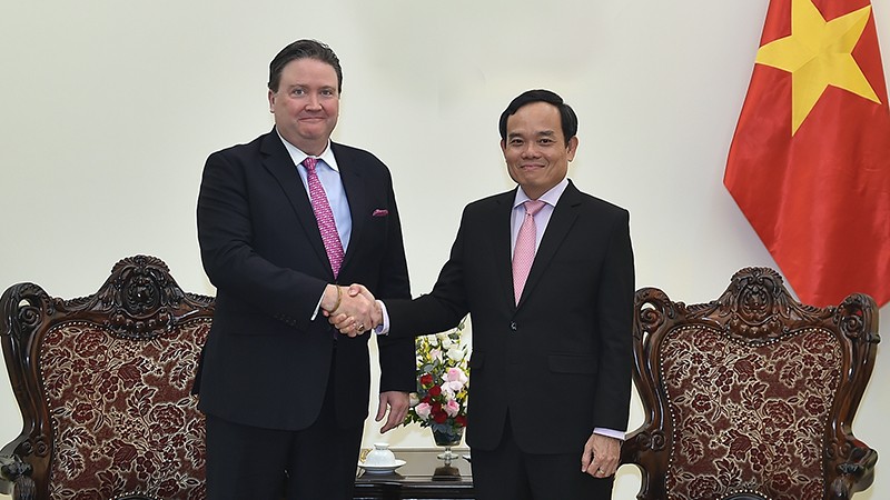Вице-премьер Чан Лыу Куанг (справа) и Посол США во Вьетнаме Марк Эванс Кнаппер. Фото: VGP