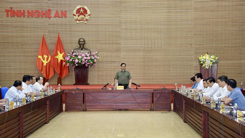 Премьер-министр Фам Минь Тьинь выступает на заседании. Фото: Чан Хай 