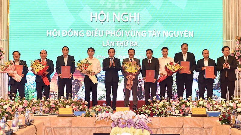 Вице-премьер Чан Лыу Куанг вручает решения руководителям местностей на Центральном плато. Фото: VGP