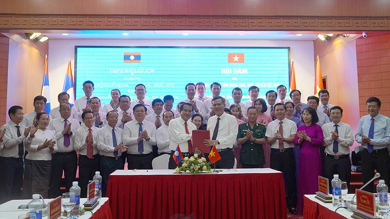 Церемония подписания меморандума о сотрудничестве между провинциями Куангбинь и Кхаммуан. Фото: baoquangbinh.vn