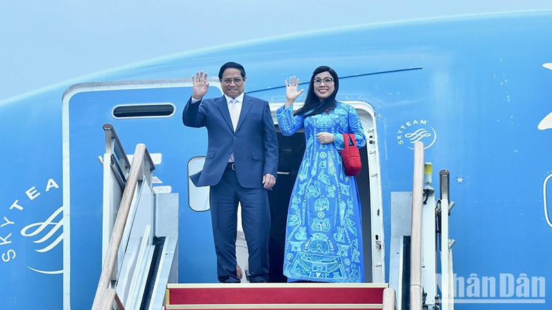 Премьер-министр Фам Минь Тьинь с супругой прибыл на военный аэродром Соннам. 