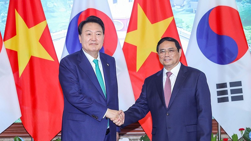 Премьер-министр Фам Минь Тьинь (справа) встречается с Президентом РК Юн Сок Ёлем в рамках государственного визита Президента РК во Вьетнам в июне 2023 года. Фото: VGP