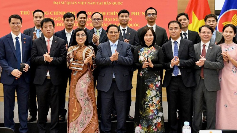 Премьер-министр с супругой и сотрудники Посольства Вьетнама в Южной Корее. 