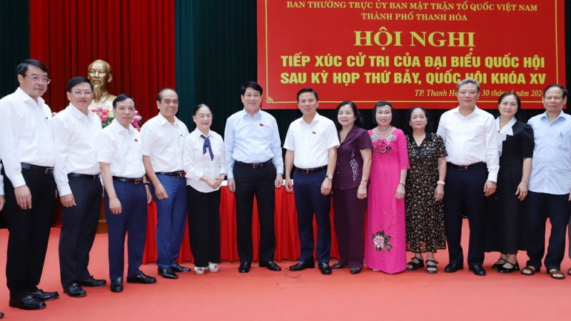 Товарищ Лыонг Кыонг и представители избирателей города Тханьхоа