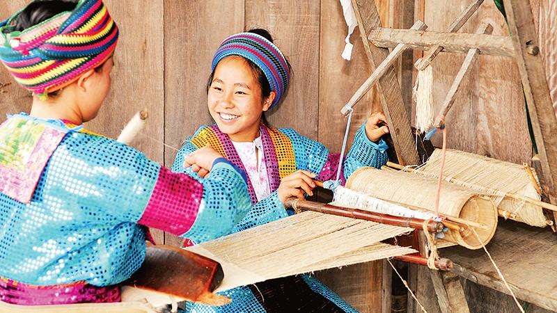 Женщины народности Хмонг у ткацкого станка.