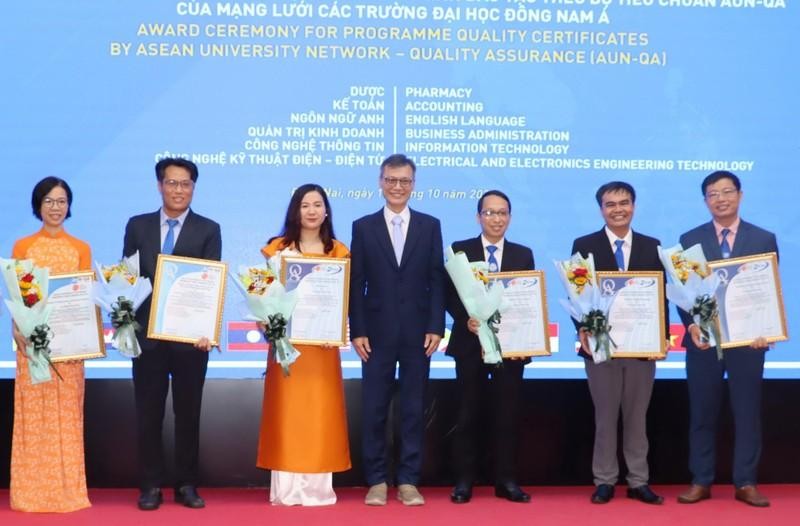 Представитель Сети университетов Юго-Восточной Азии вручает сертификаты 6 учебным программам Университета Лакхонг.