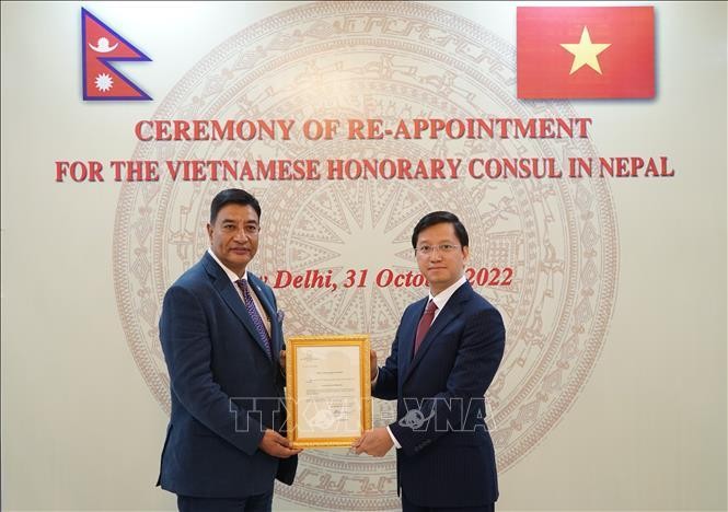 Посол Нгуен Тхань Хай вручает Решение о назначении г-ну Раджешу Кази Шресту. Фото: VNA
