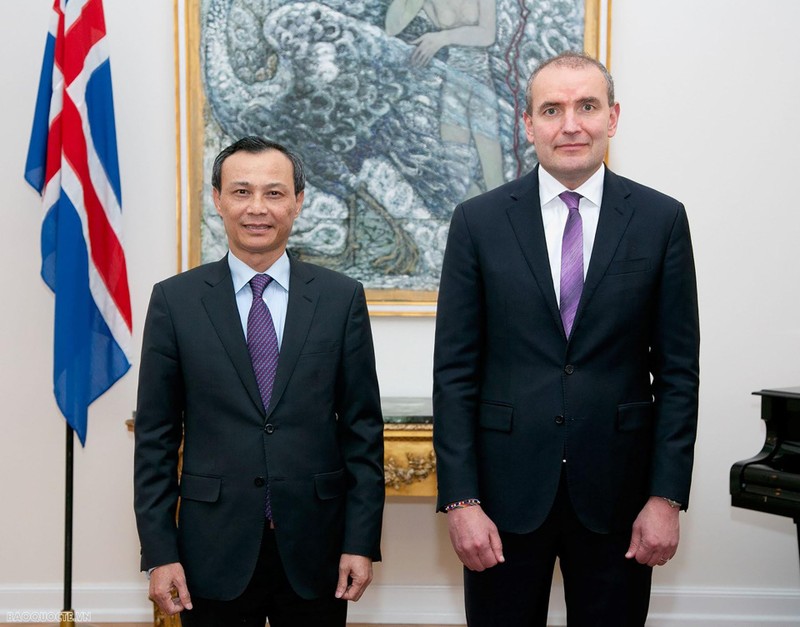 Посол Лыонг Тхань Нги и Президент Исландии Гвюдни T. Йоуханнессон. Фото: baoquocte.vn
